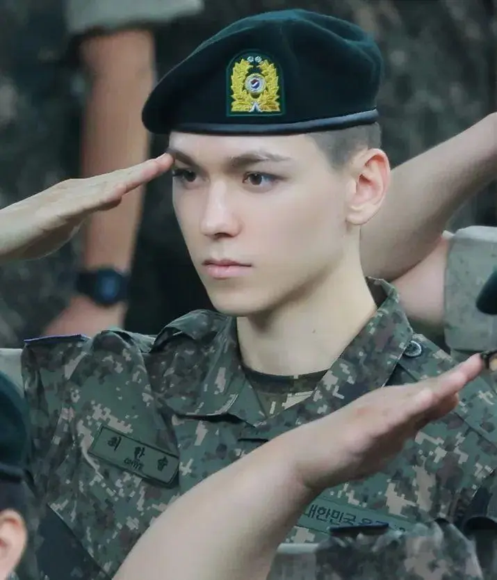 아이돌 복수국적자 중 최초의 군복무 (3)