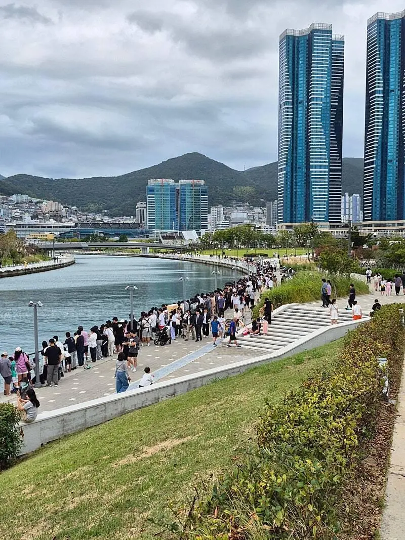 부산북항 상어 관람 인파 (2)