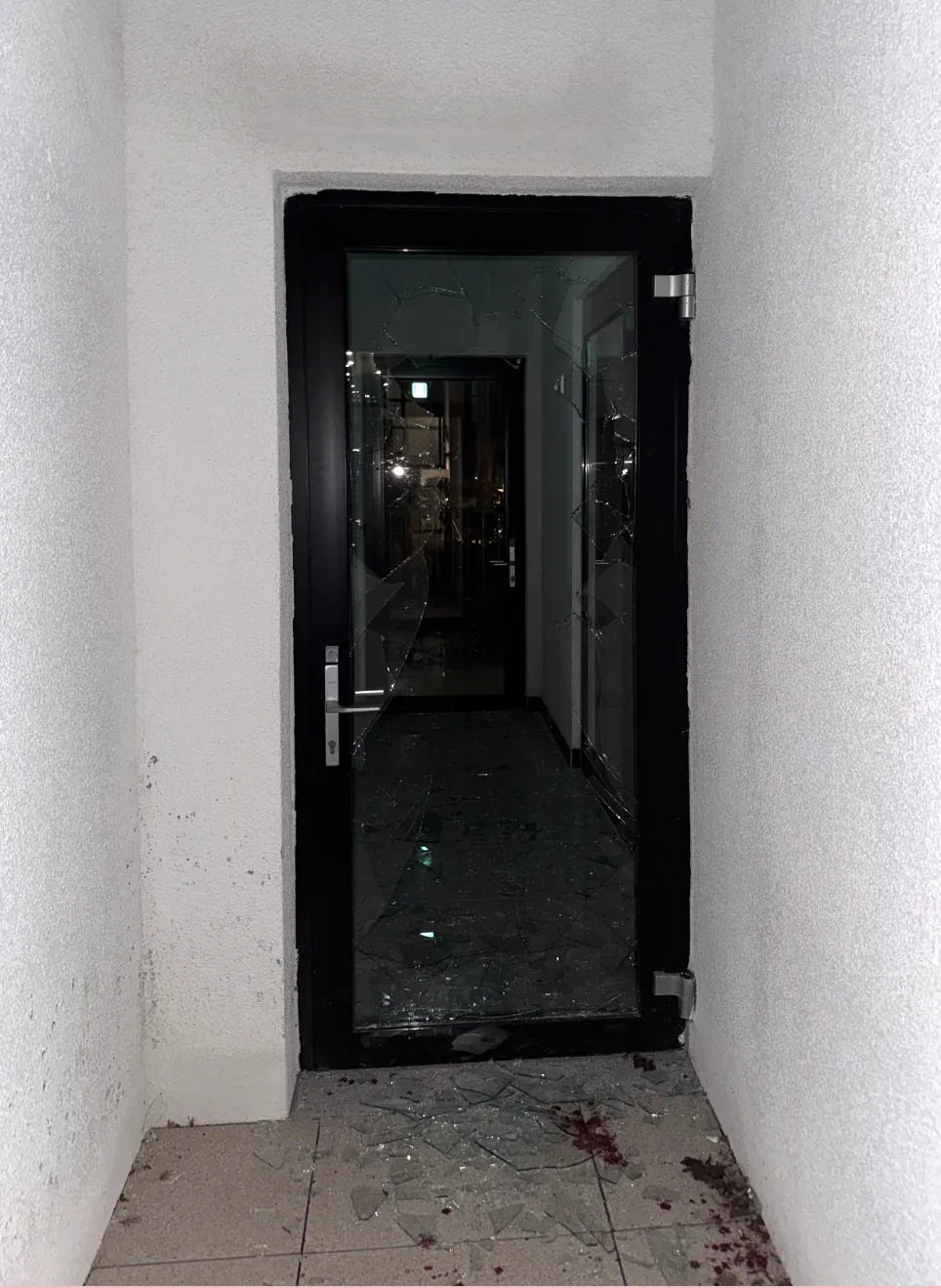 부산 조폭이 제주도 리조트에서 난동 및 폭행하는데 구경만 하는 경찰들 (3)
