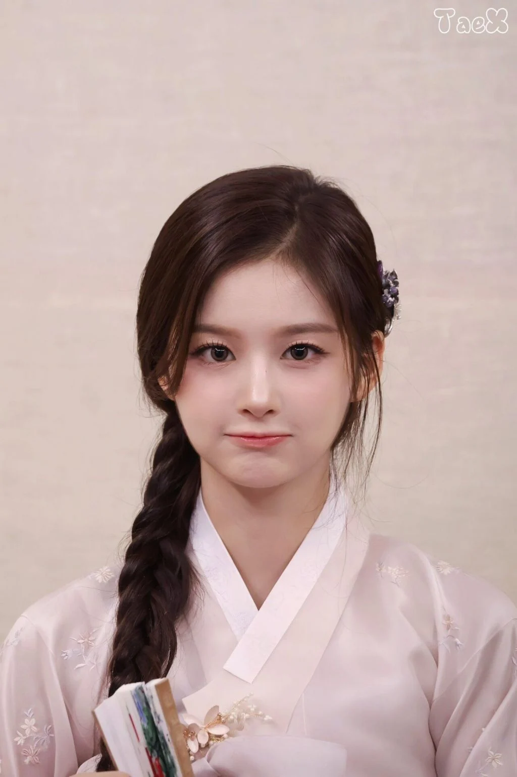 한복입은 설윤 (2)