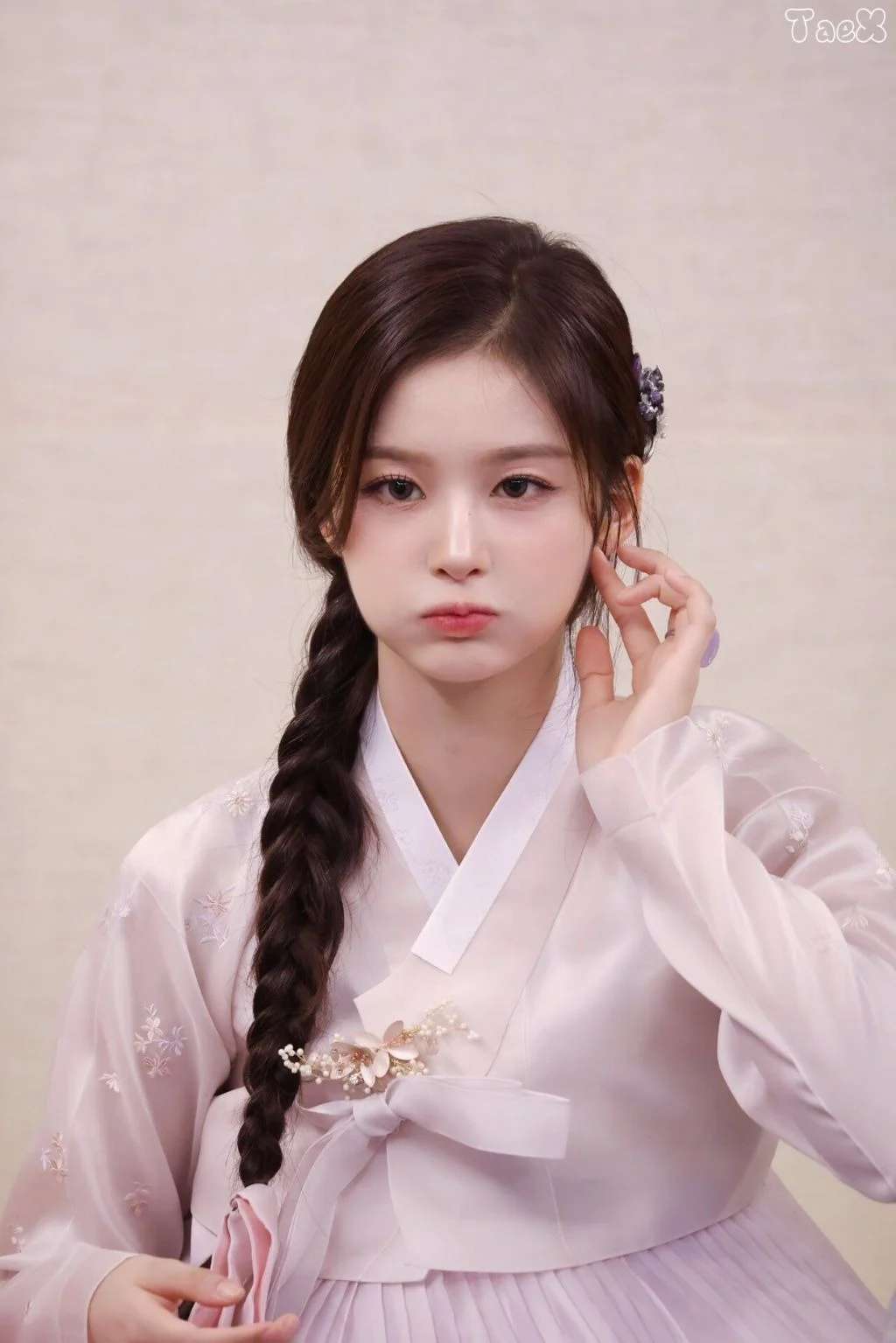 한복입은 설윤 (3)