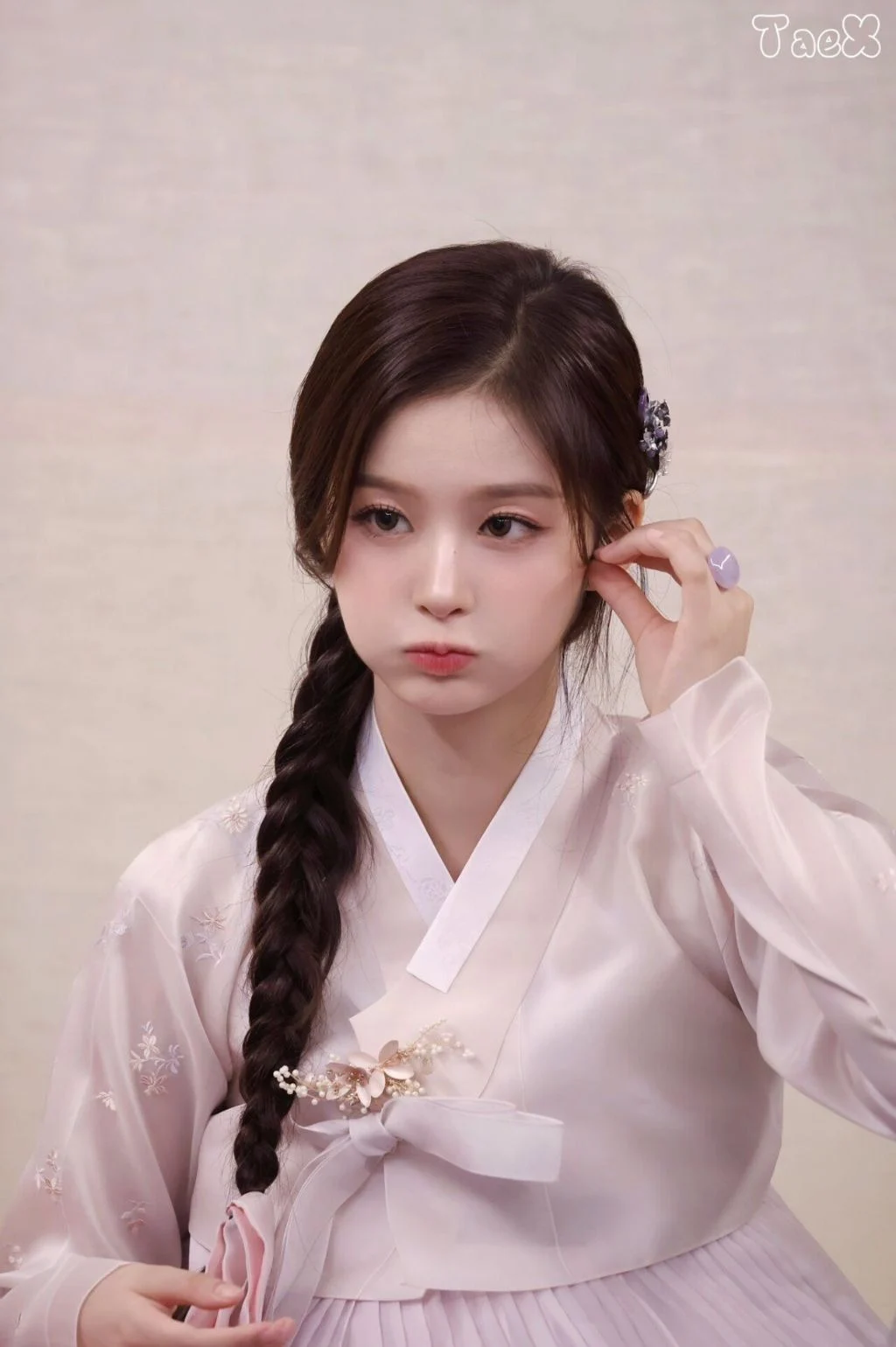 한복입은 설윤 (4)