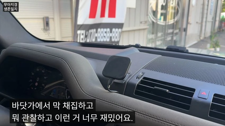 비키니 입고 갯벌에서 조개 캐는 유튜버 (2)