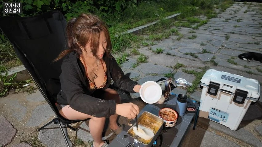 비키니 입고 갯벌에서 조개 캐는 유튜버 (35)