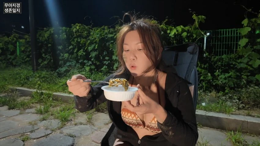 비키니 입고 갯벌에서 조개 캐는 유튜버 (36)