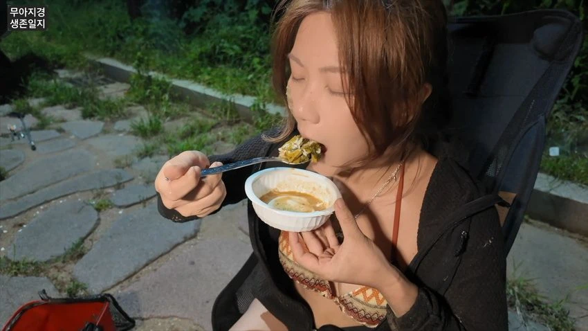 비키니 입고 갯벌에서 조개 캐는 유튜버 (37)
