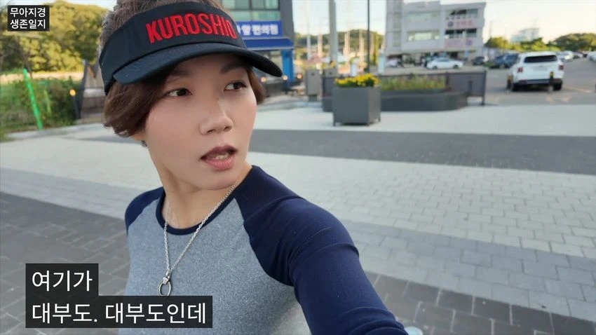 비키니 입고 갯벌에서 조개 캐는 유튜버 (6)