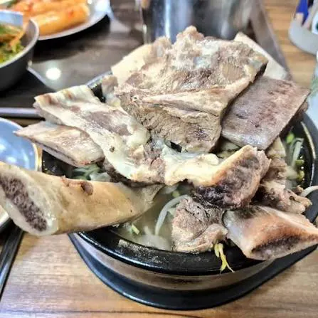 웨이팅해서 먹는다는 뚝배기 넘치는 왕 갈비탕 (2)