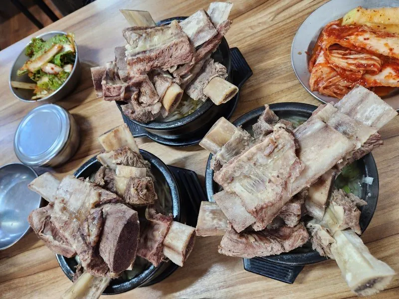 웨이팅해서 먹는다는 뚝배기 넘치는 왕 갈비탕 (3)