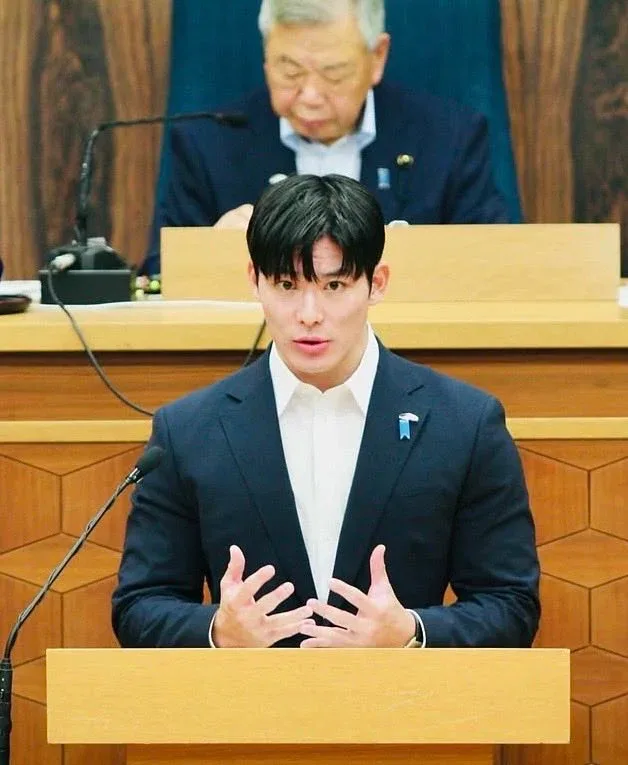 일본 최연소 지사 외모 (2)