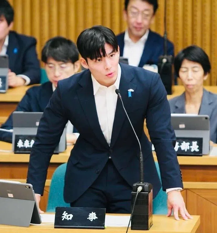 일본 최연소 지사 외모 (3)