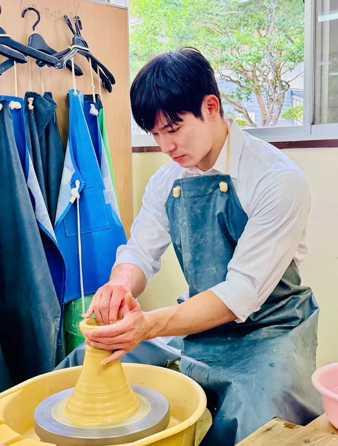 일본 최연소 지사 외모 (4)
