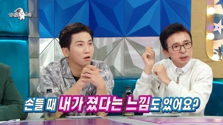 펜싱에서 서로 이겼다고 손 드는 이유 (3)