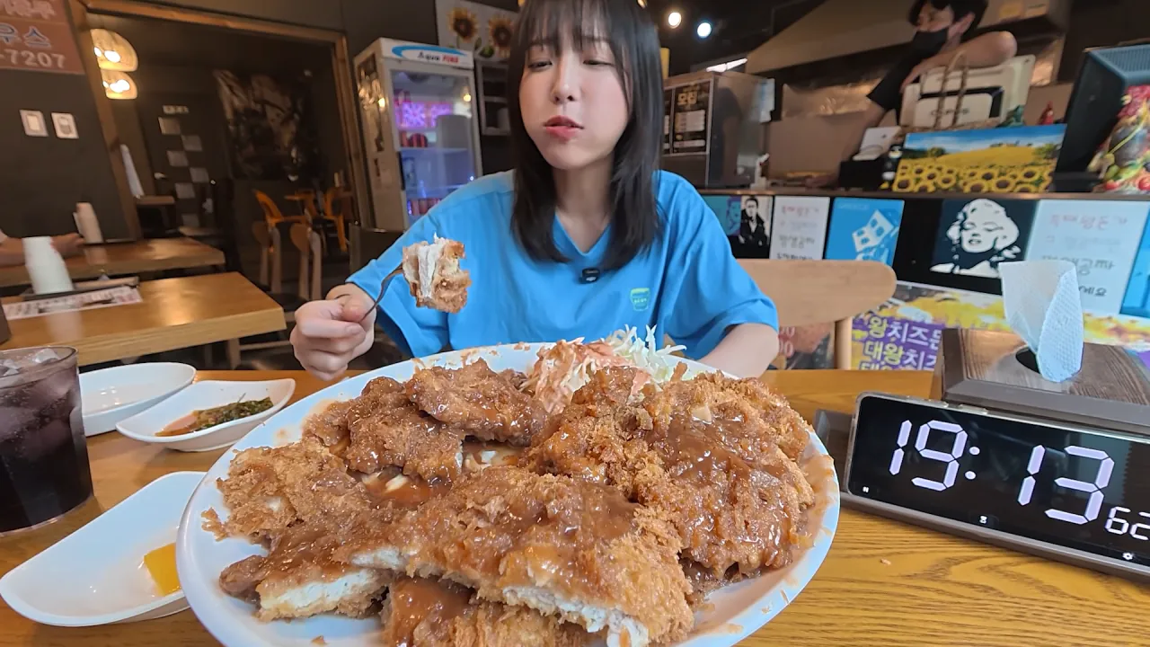 초대왕 돈까스에 도전한 쯔양 (25)
