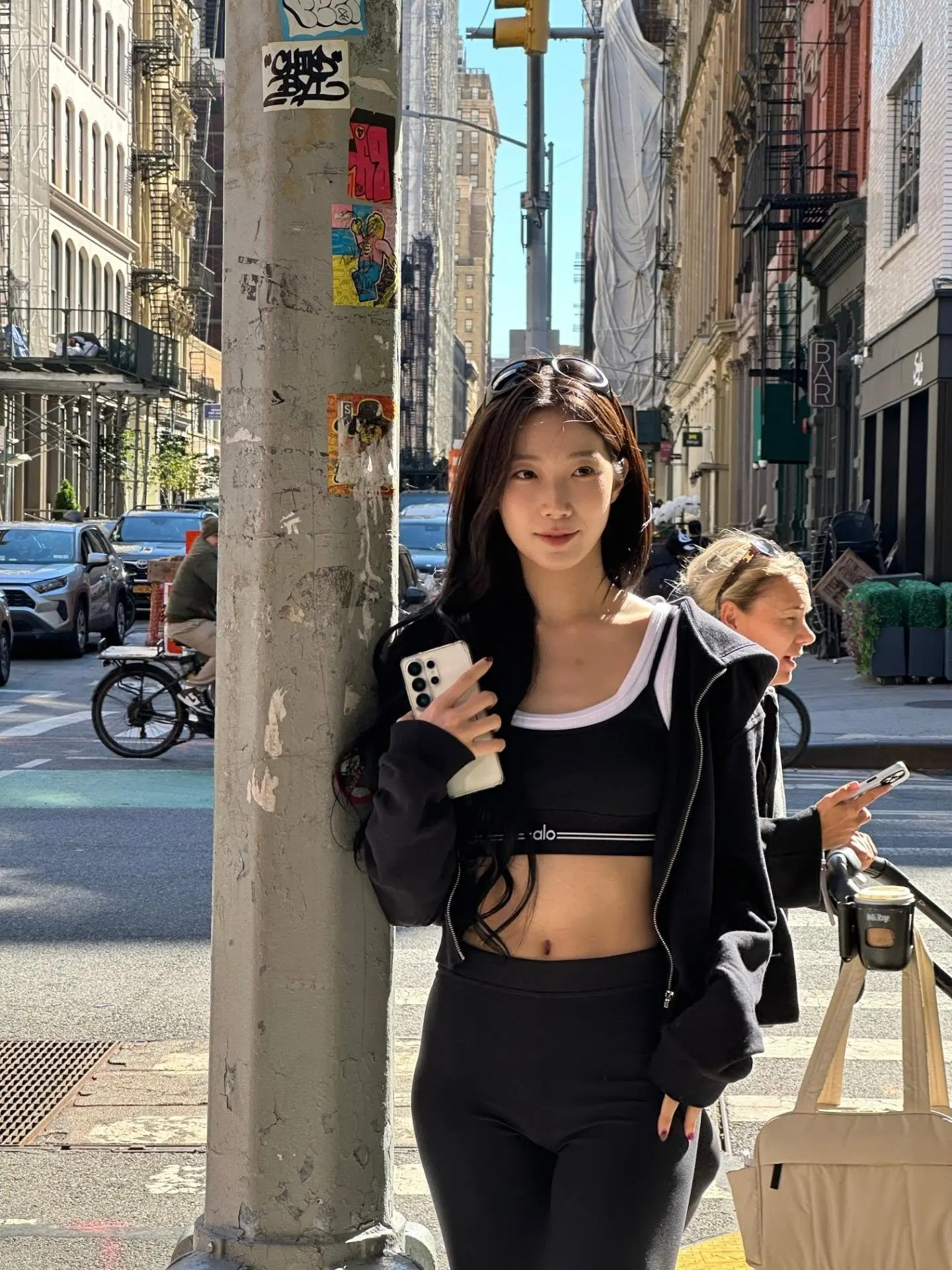 레깅스 입고 거리를 활보하는 카즈하 (12)