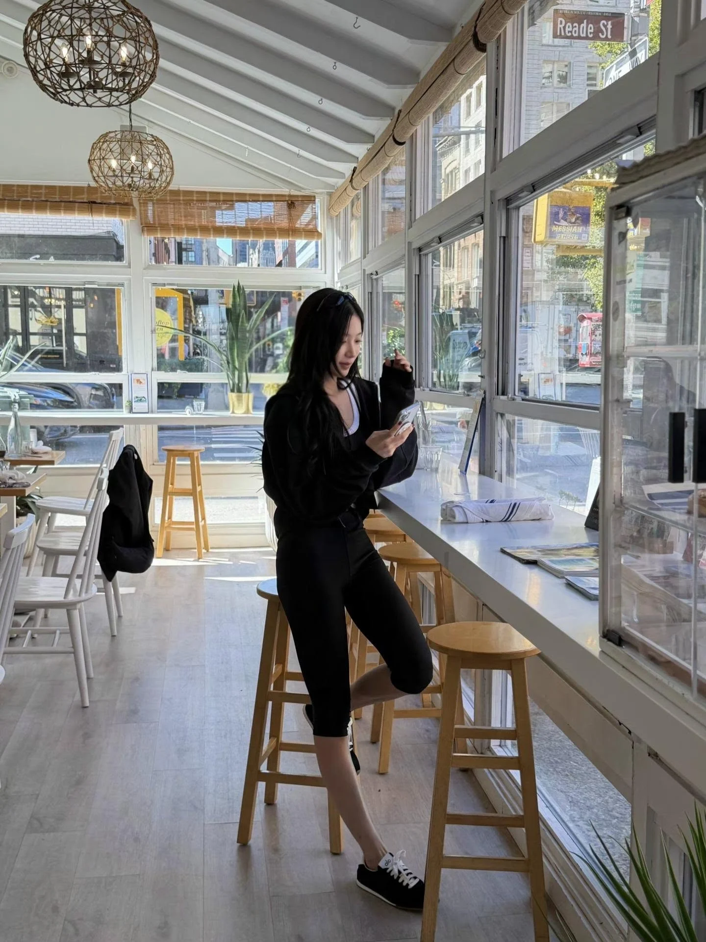 레깅스 입고 거리를 활보하는 카즈하 (15)