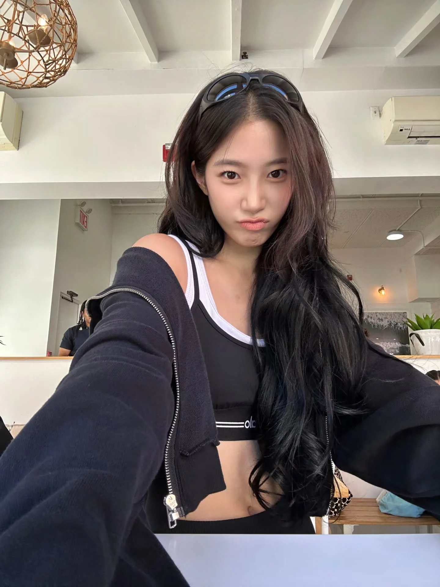 레깅스 입고 거리를 활보하는 카즈하 (20)