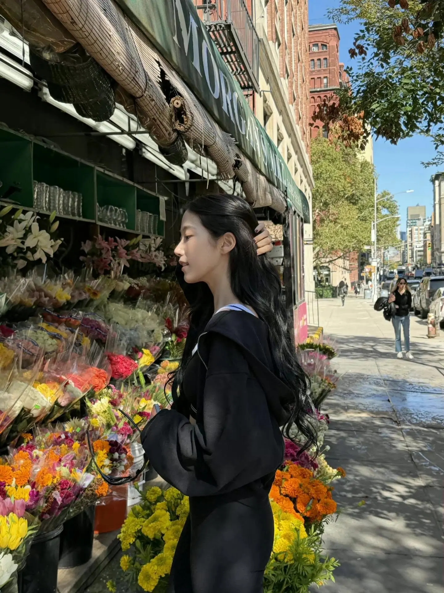 레깅스 입고 거리를 활보하는 카즈하 (2)