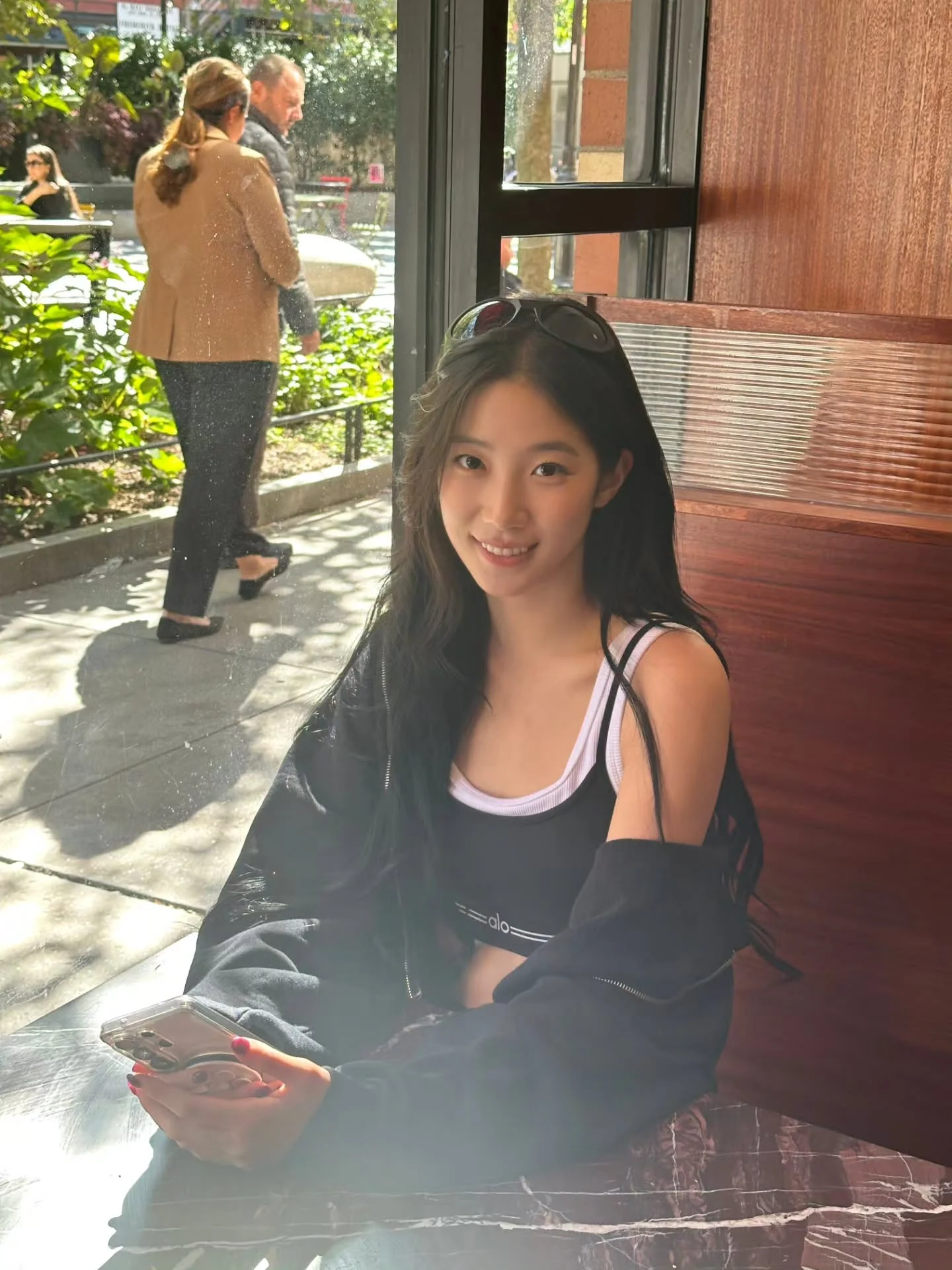 레깅스 입고 거리를 활보하는 카즈하 (4)