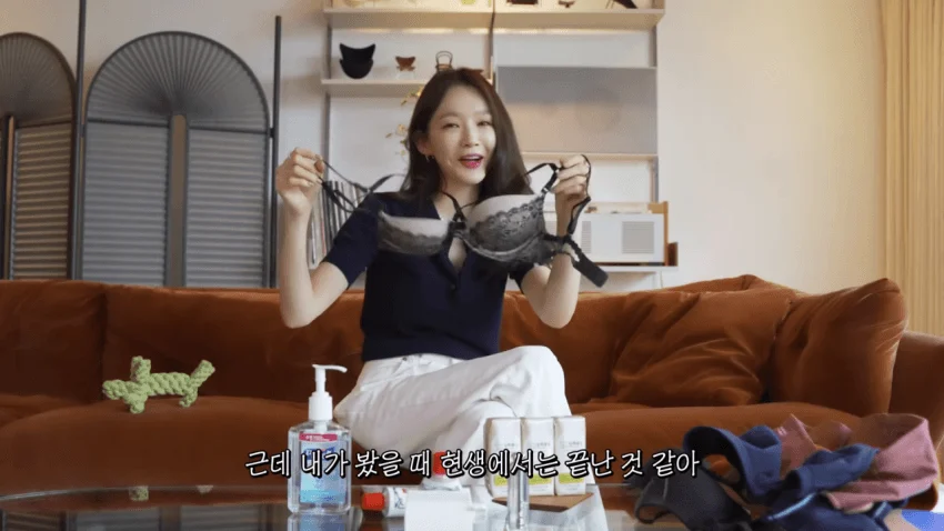 본인 브래지어 리뷰해주는 강민경 (17)