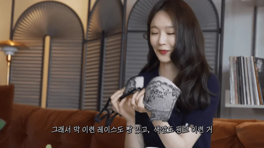 본인 브래지어 리뷰해주는 강민경 (4)