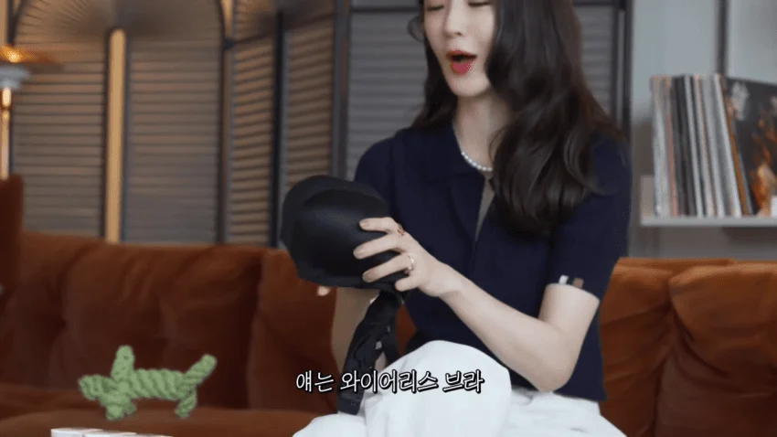본인 브래지어 리뷰해주는 강민경 (8)