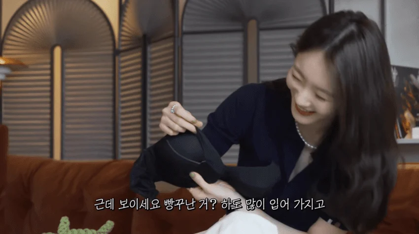 본인 브래지어 리뷰해주는 강민경 (9)