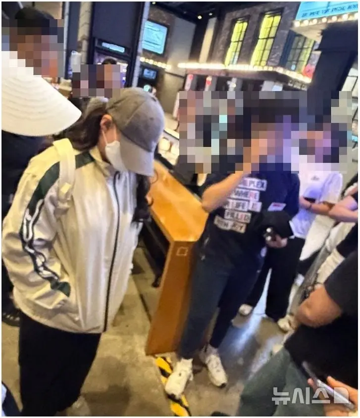 여장한 남자, 여자화장실서 도촬하다 걸림 (2)
