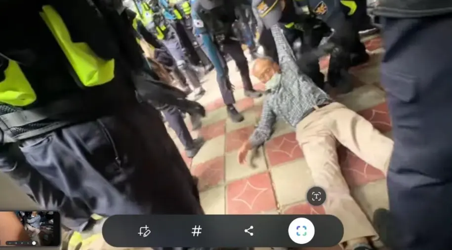 시민을 폭행하는 경찰