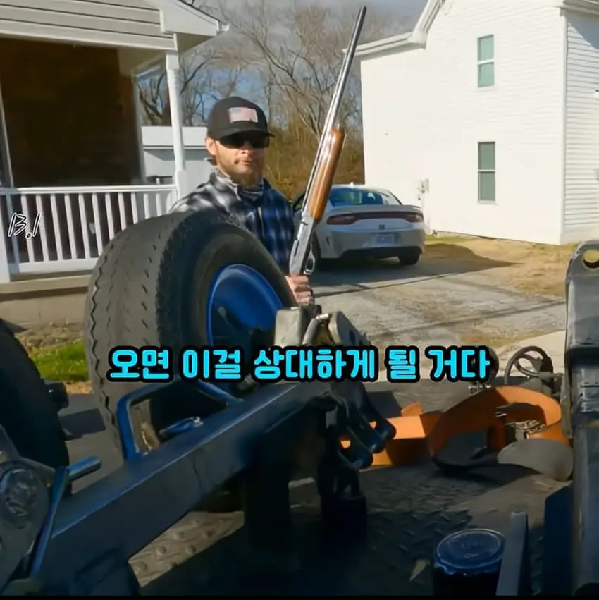 차 압류하다가 총든 동창 만남 (23)