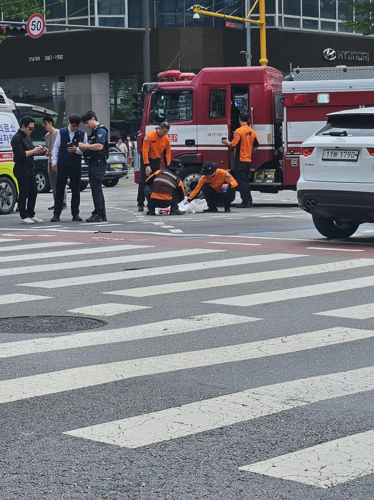 오늘자 강남 오토바이 vs 버스 사고 (2)
