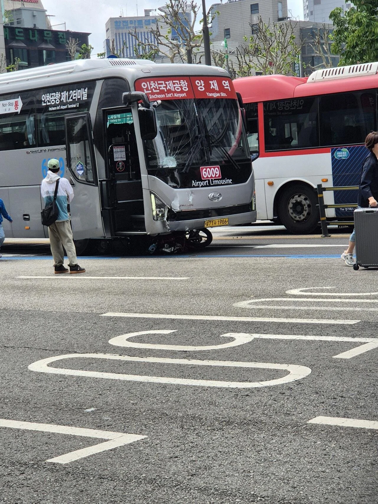 오늘자 강남 오토바이 vs 버스 사고 (3)