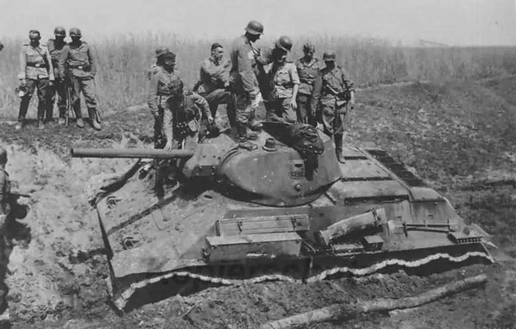 [무기열전 01] 독일이 베끼려다 끝내 포기한 소련 전차, T-34 (9)