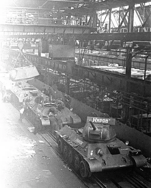 [무기열전 01] 독일이 베끼려다 끝내 포기한 소련 전차, T-34 (4)