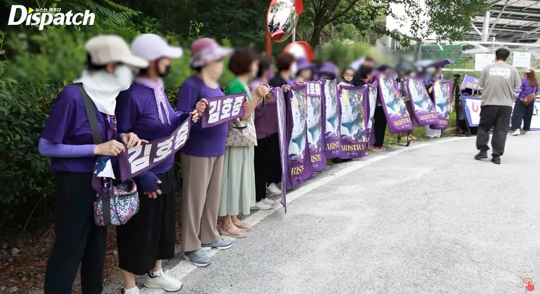 김호중 출소 소식에 마중나간 팬들 (2)