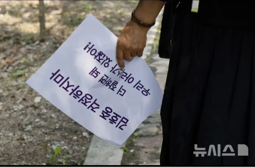 김호중 출소 소식에 마중나간 팬들 (3)