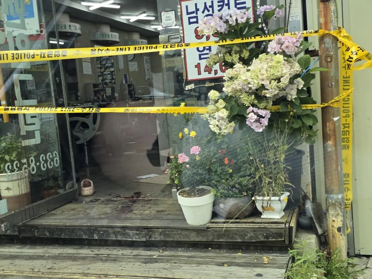 거제에서 80대 남성 칼부림에 2명 흉기에 찔려 (2)