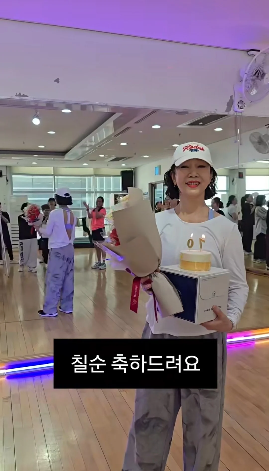 하얀 모자 여성분 나이 맞추기 (2)