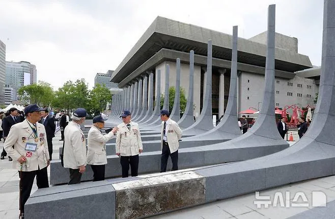 현재 논란중이라는 감사의정원 사진 (2)