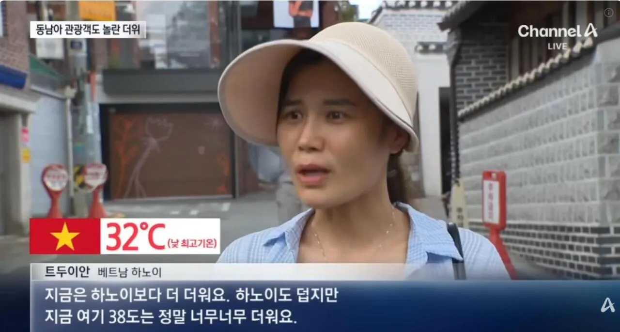 서울 더위에 놀란 동남아 관광객 (2)